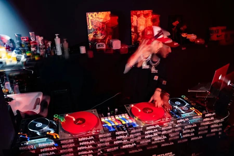DJ booth & phòng tập — Quận 1