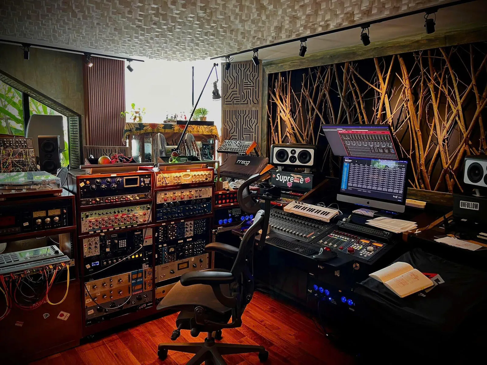 Phòng thu — control room bàn mix lớn